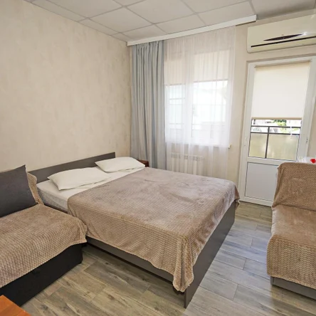 4х-местный. Вид на бассейн